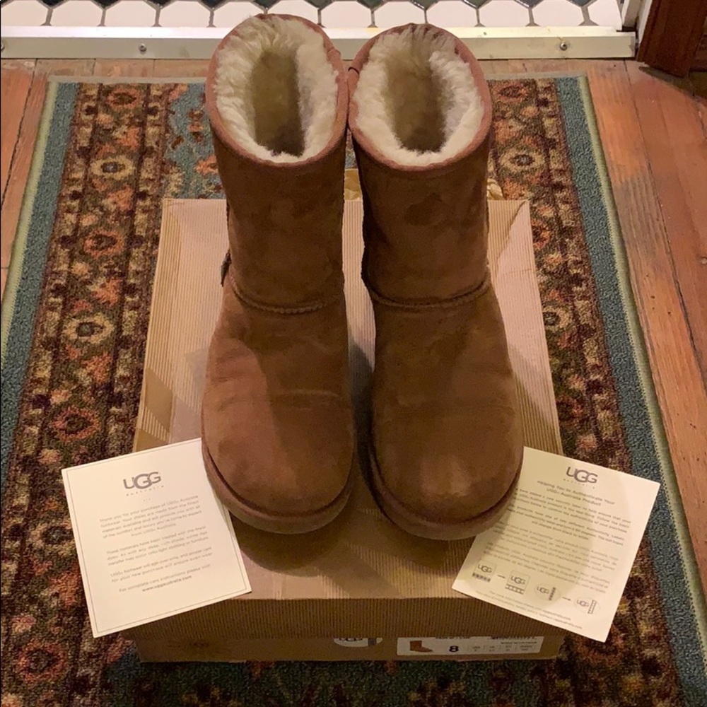 Ugg classic short boot in Chestnut color.
